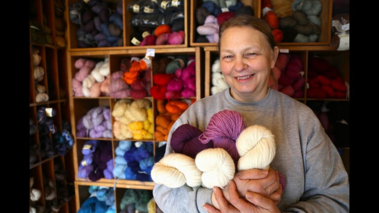 Kom helt tæt på forår, får og uld i alle farver.